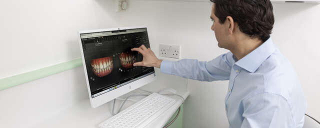 dr nissit patel analysing cosmetic dentistry treatment on a screen at progressive dentistry