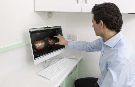 dr nissit patel analysing cosmetic dentistry treatment on a screen at progressive dentistry